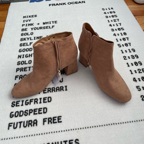 Women’s Liz Claiborne Boots - Picture 4 of 4